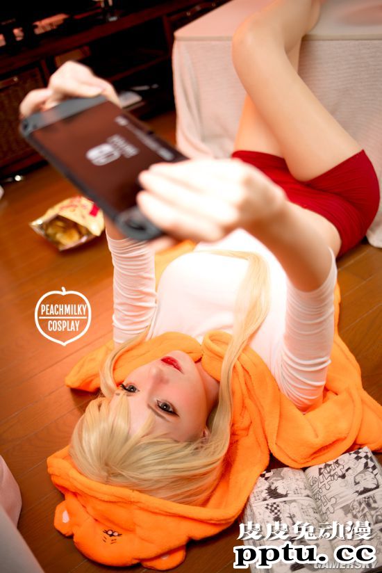 英国正妹COS《FF7RE》爱丽丝 身穿蒂法套装身材惹火