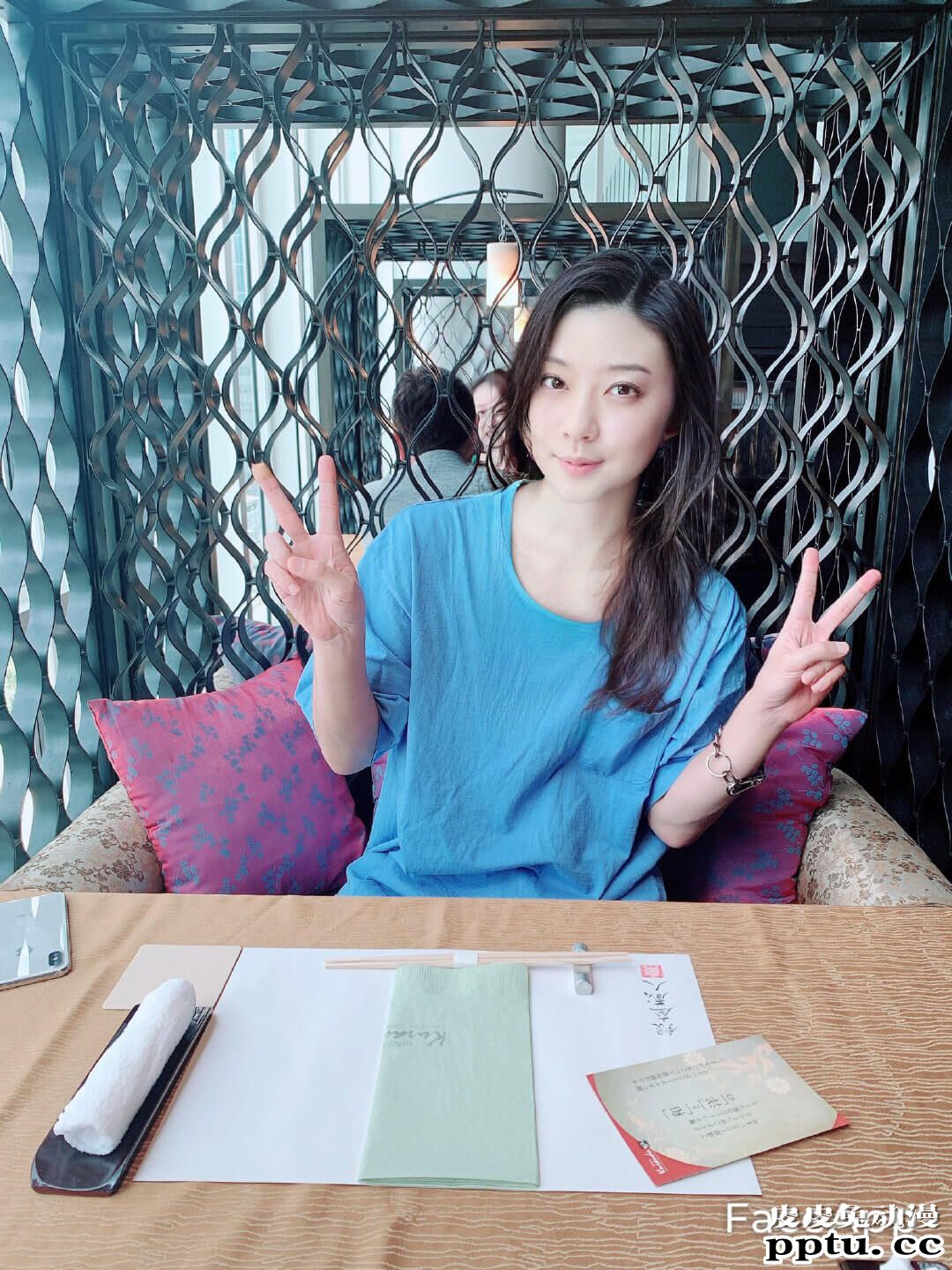 画师岸田梅尔沉迷女装