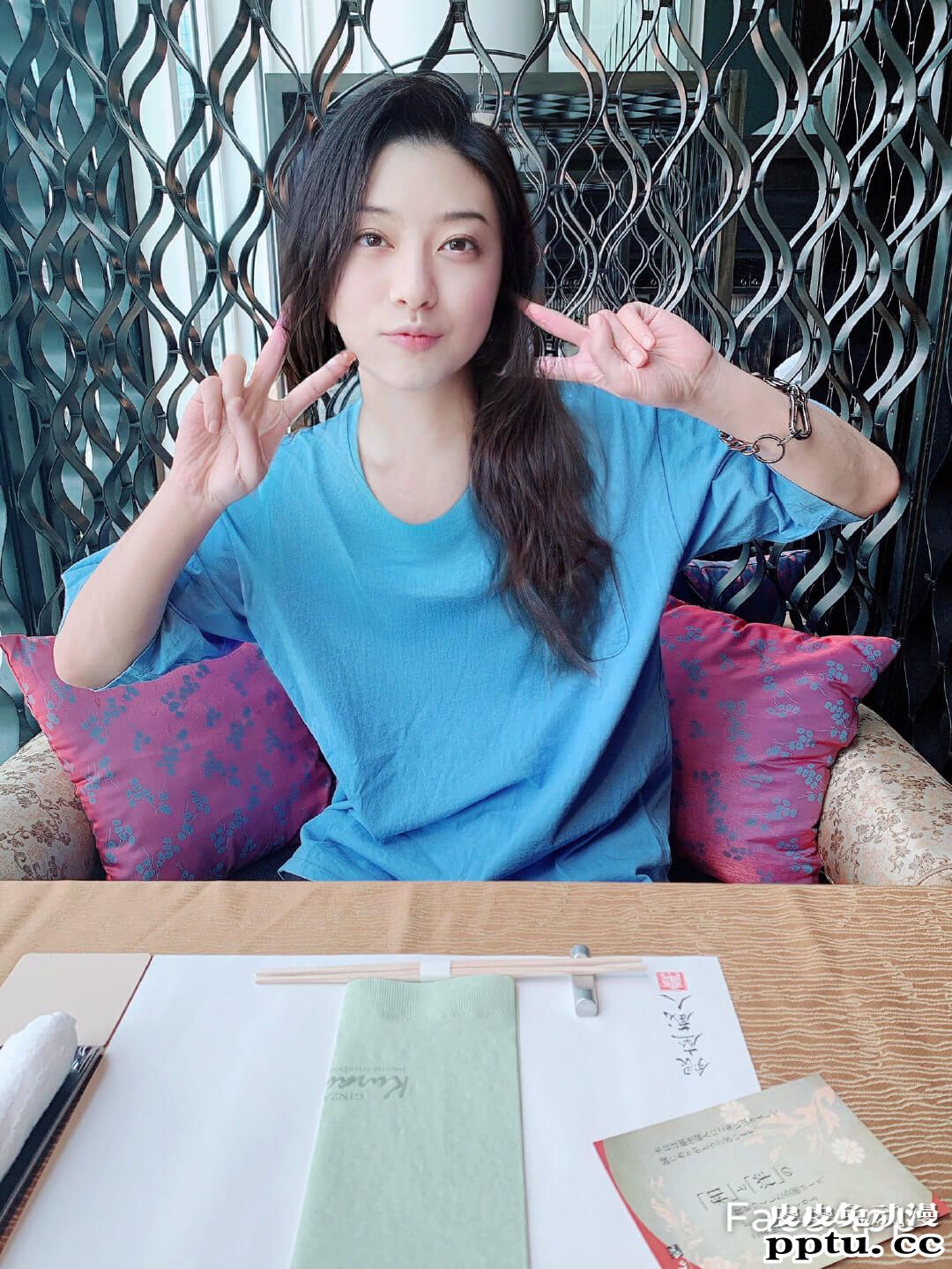 画师岸田梅尔沉迷女装