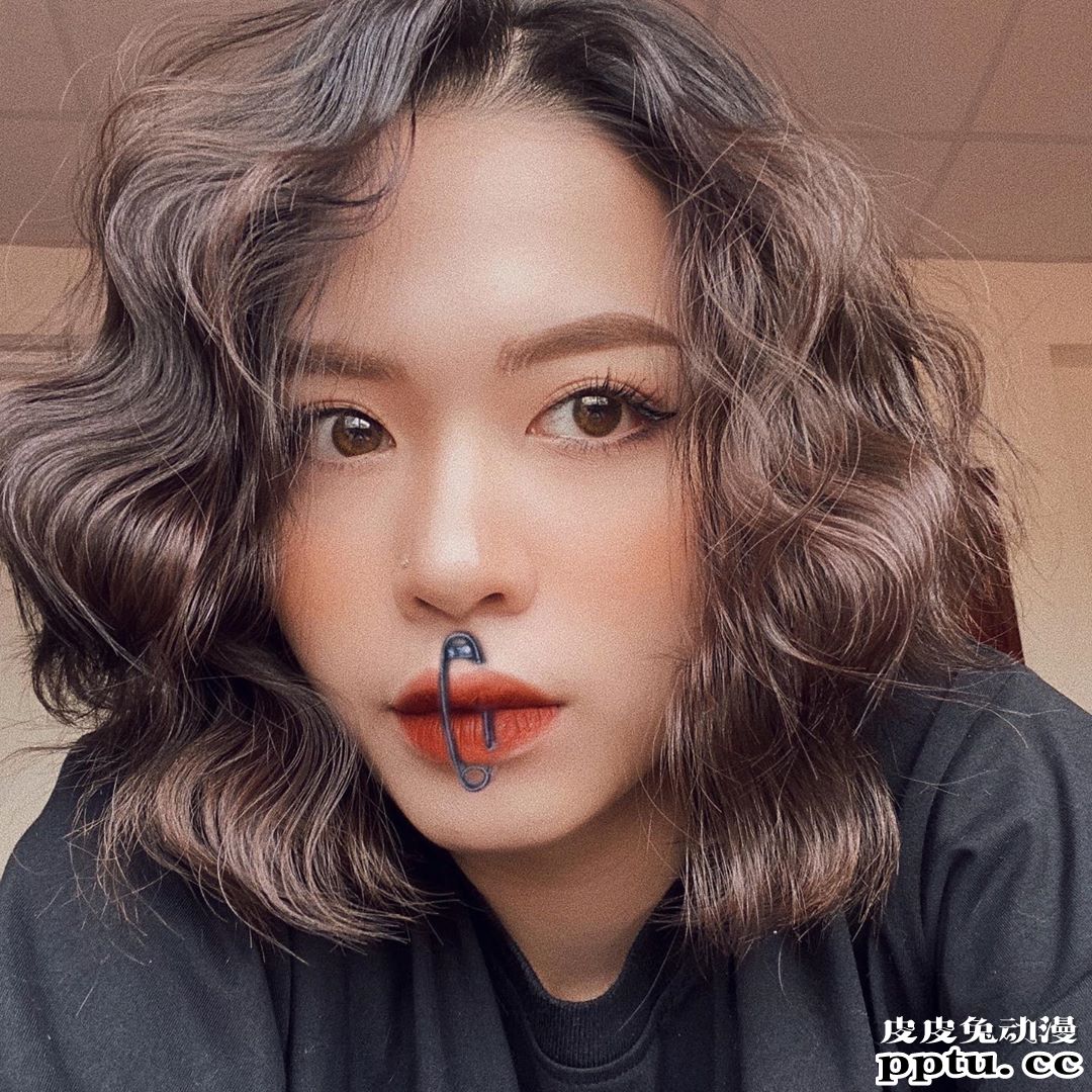 重口味的神仙颜值 以恐怖美妆爆红的网红Hoa Trang