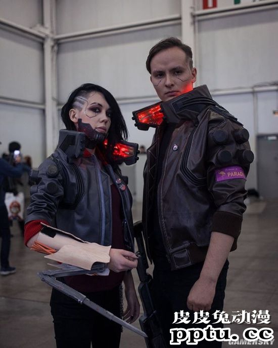 俄夫妻COS《赛博朋克2077》V 针锋相对的男女主角