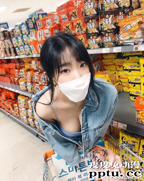 这手柄我也想玩 无辜可爱又有点小坏坏的泡菜妹卿卿