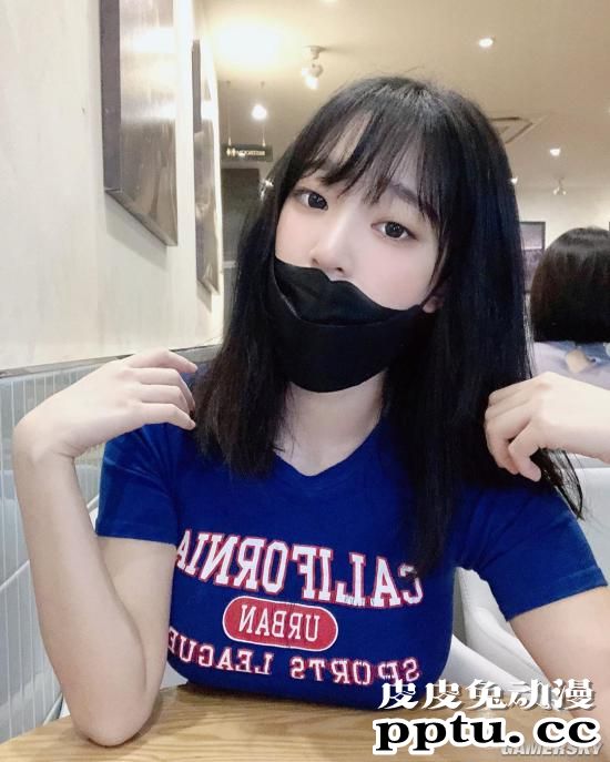 这手柄我也想玩 无辜可爱又有点小坏坏的泡菜妹卿卿