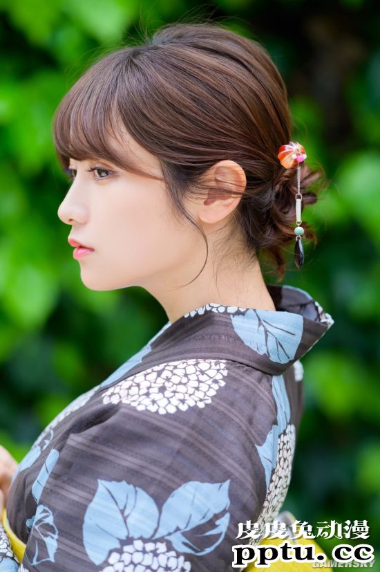 伊织萌与写真女星桃月梨子梦幻联动 拍摄游戏广告美照