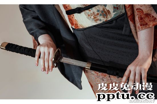 俄妹COS性转《只狼》主角 和服版女狼的受苦之旅