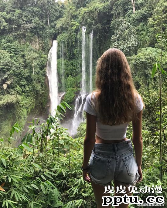 热辣身材胸怀大“痣” 让人肾上腺素飙升的俄罗斯内衣模特Angelina Boyko