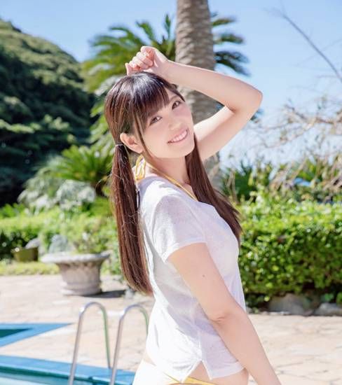 高温难耐越看越热 白到反光的写真萌妹筱原冴美