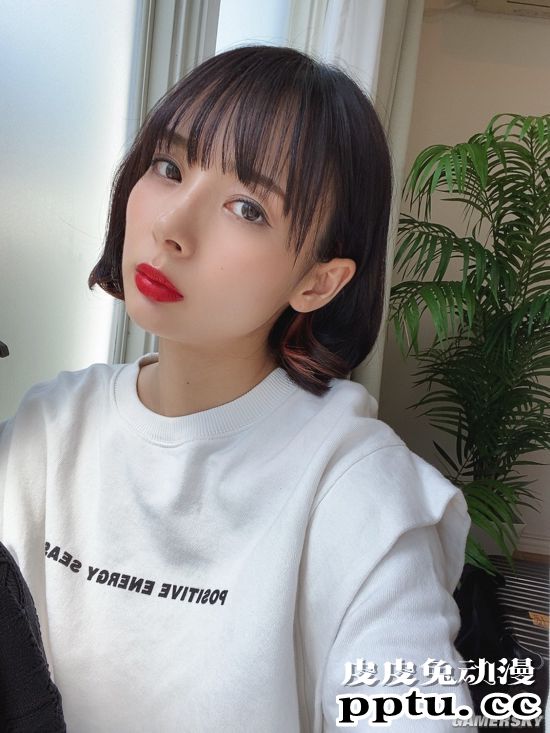 长腿高佻的美女麻将师 火辣性感的短发写真偶像冈田纱佳