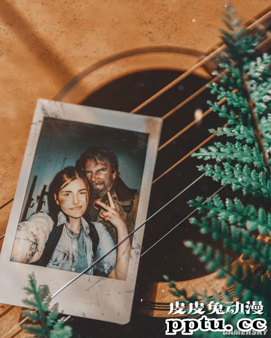 《最后生还者2》艾莉COS 与乔尔合影神还原