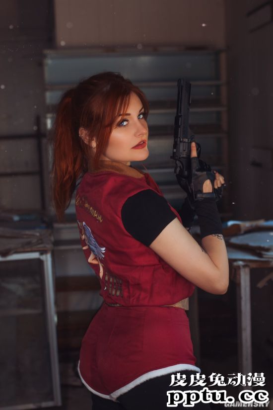 《最后生还者2》艾莉COS 与乔尔合影神还原