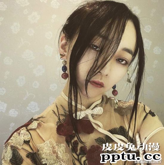 美女在家试穿旗袍 却发生无法脱下的“性感事故”