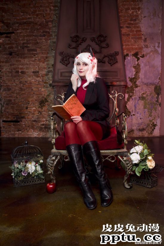 俄妹COS职业OL版2B小姐姐 战斗机器变办公室女秘书