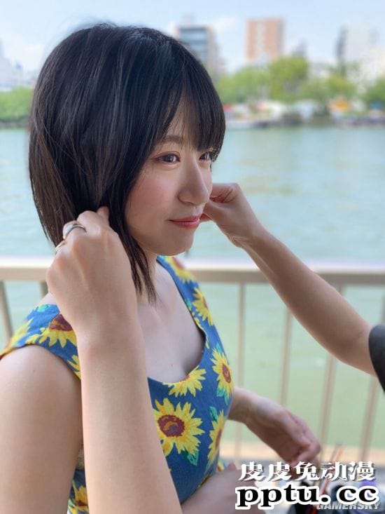 上身惊艳到肩颈酸痛 偶像界首席写真皇后上西怜