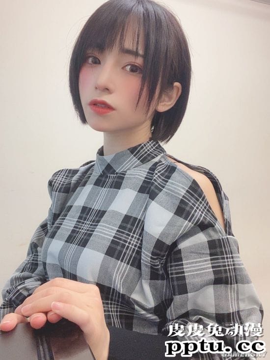 泳装激赞的短发樱花妹 小露光滑美腿的日本COSER九重 はる