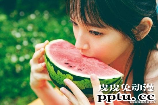 日本写真女星吉冈里帆最新美照 小露香肩的男友视角