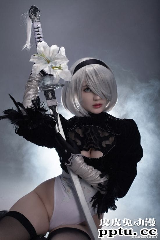 乌克兰妹子COS《尼尔》2B小姐姐 短裙后的绝赞身材