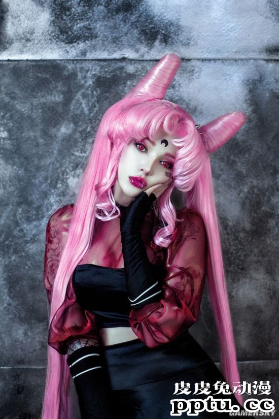 乌克兰妹子COS《尼尔》2B小姐姐 短裙后的绝赞身材