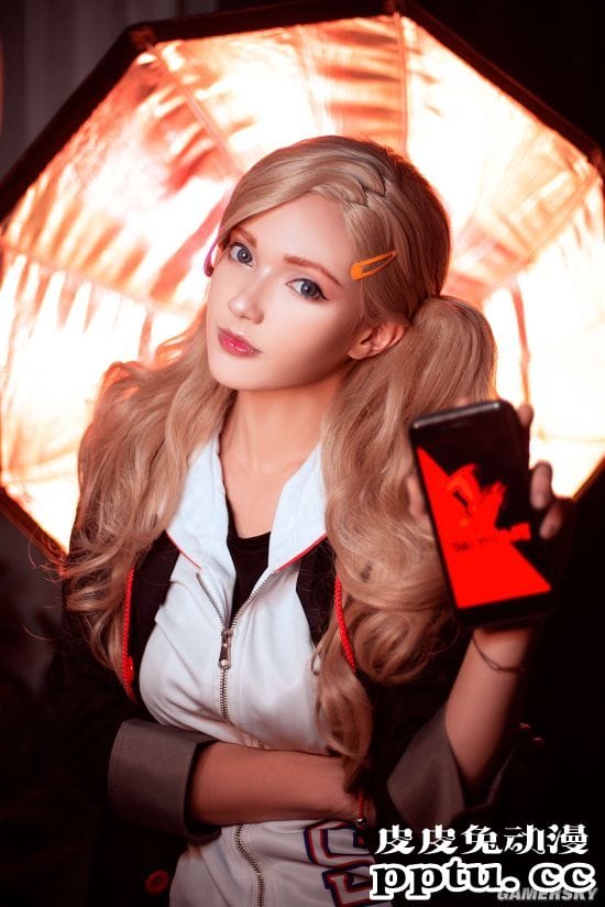 乌克兰妹子COS《尼尔》2B小姐姐 短裙后的绝赞身材