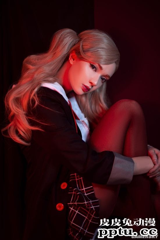 乌克兰妹子COS《尼尔》2B小姐姐 短裙后的绝赞身材