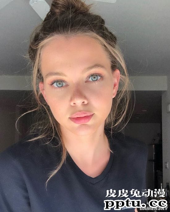 妈妈领进门修行在个人 少年出道的俄罗斯嫩模Vika Radchenko