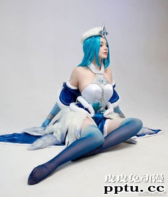 俄妹COS《复联》黑寡妇 金发特工身材吸睛