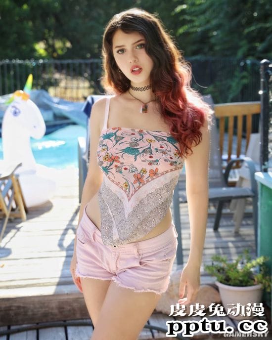 接近二次元的犯规身材 过于成熟的美国辣妹COSER