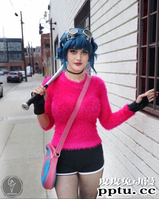 接近二次元的犯规身材 过于成熟的美国辣妹COSER