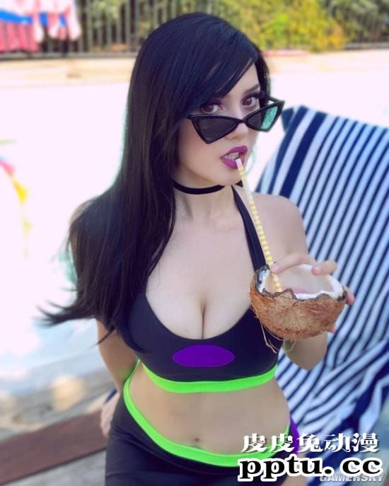 接近二次元的犯规身材 过于成熟的美国辣妹COSER