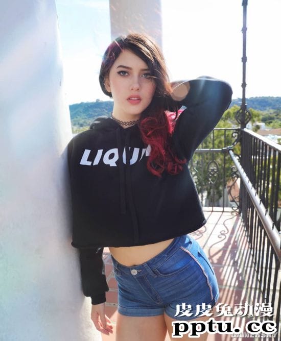 接近二次元的犯规身材 过于成熟的美国辣妹COSER