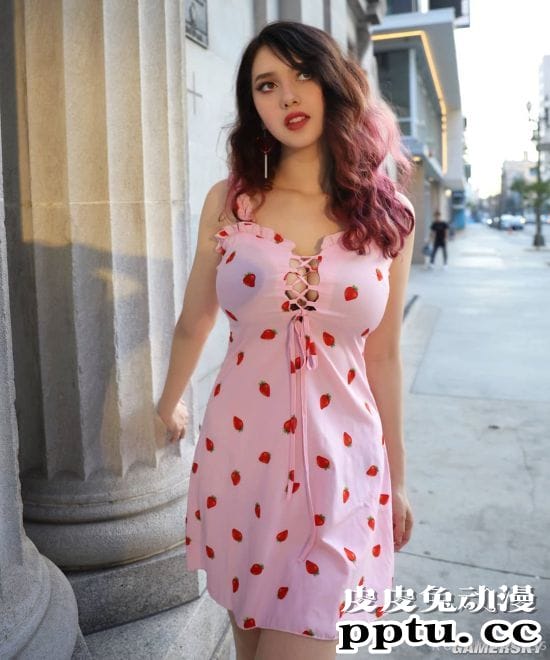 接近二次元的犯规身材 过于成熟的美国辣妹COSER