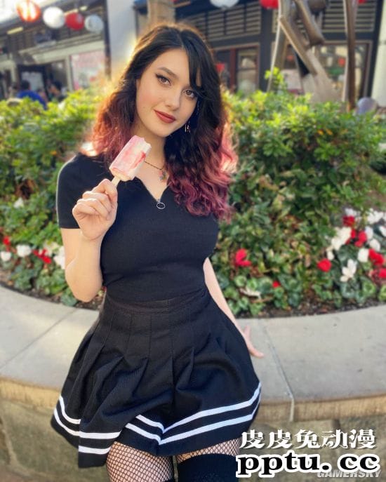 接近二次元的犯规身材 过于成熟的美国辣妹COSER