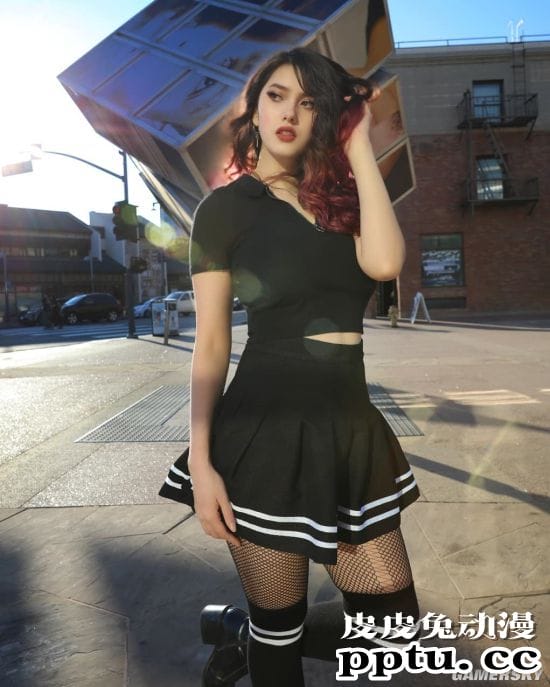 接近二次元的犯规身材 过于成熟的美国辣妹COSER