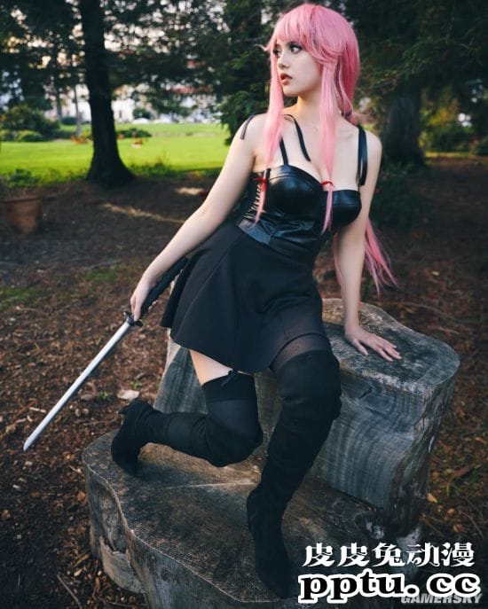 接近二次元的犯规身材 过于成熟的美国辣妹COSER