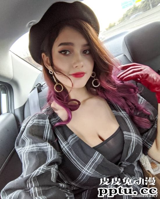 接近二次元的犯规身材 过于成熟的美国辣妹COSER