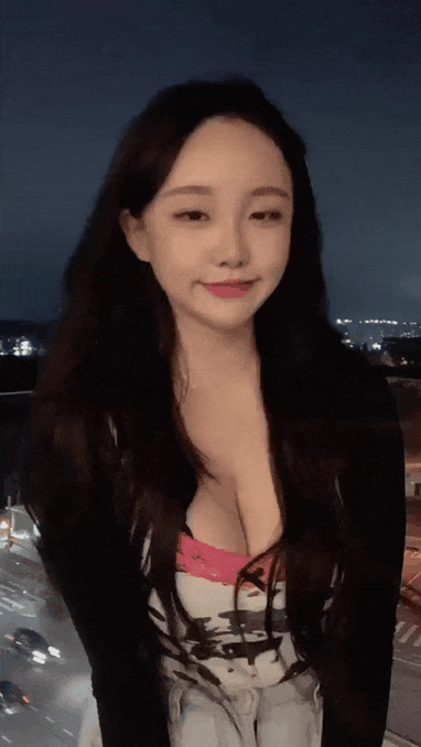 过度傲人身材引关注 网络走红的韩国正妹sejinming