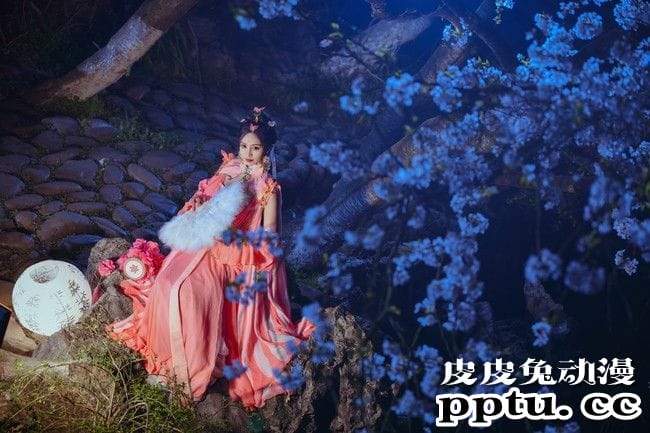 剑网3夜拍COSPLAY七秀《树底迷楼画里人金钗沽酒醉余春》