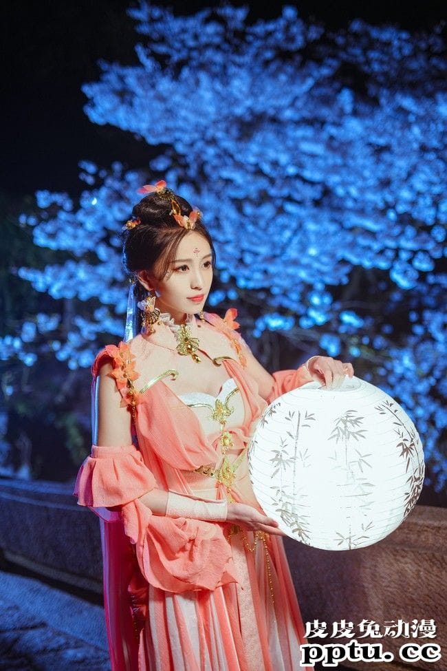 剑网3夜拍COSPLAY七秀《树底迷楼画里人金钗沽酒醉余春》