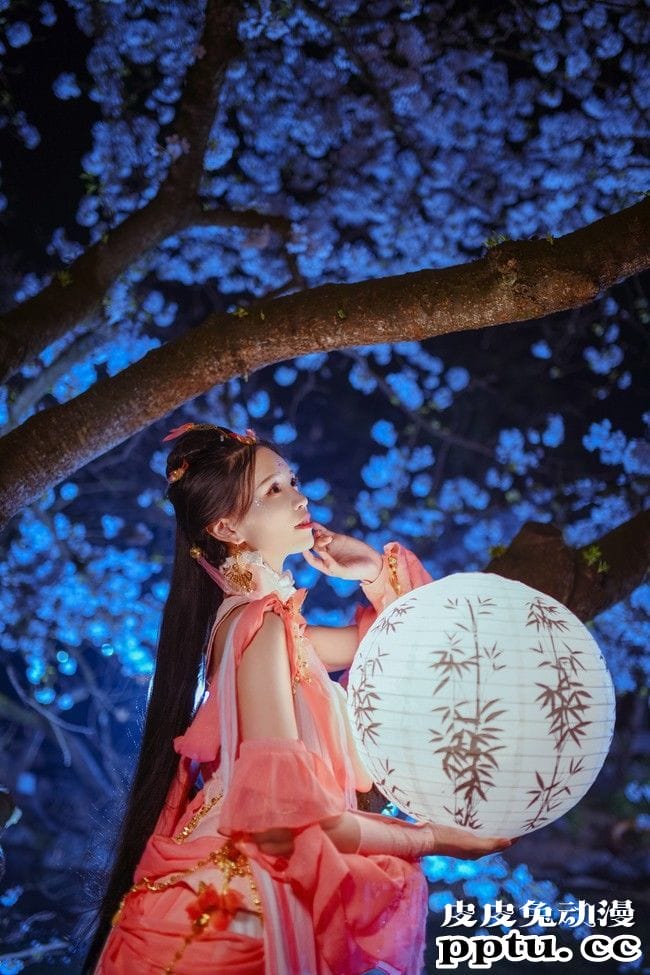 剑网3夜拍COSPLAY七秀《树底迷楼画里人金钗沽酒醉余春》