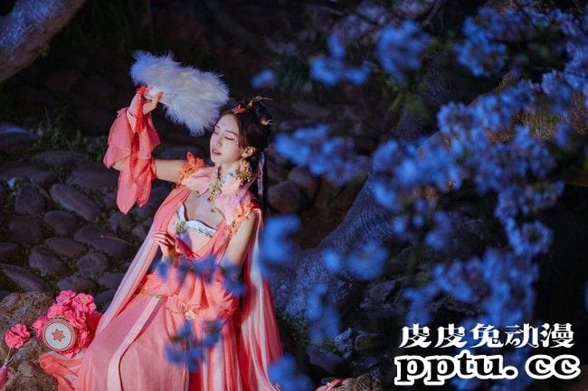 剑网3夜拍COSPLAY七秀《树底迷楼画里人金钗沽酒醉余春》