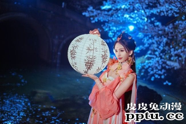 剑网3夜拍COSPLAY七秀《树底迷楼画里人金钗沽酒醉余春》