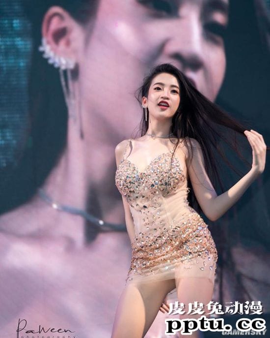 傲人身材模特竟是机甲控 钟爱钢铁侠手办的泰国正妹Maming