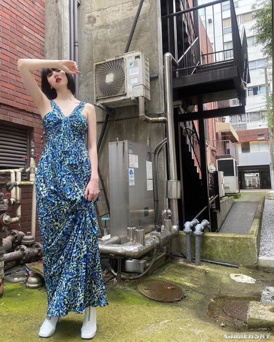 三吉彩花美照登杂志封面 身材性感气质爆表