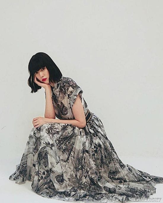 三吉彩花美照登杂志封面 身材性感气质爆表