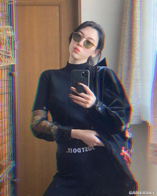 三吉彩花美照登杂志封面 身材性感气质爆表