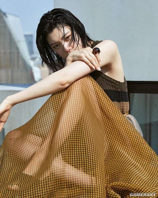 三吉彩花美照登杂志封面 身材性感气质爆表