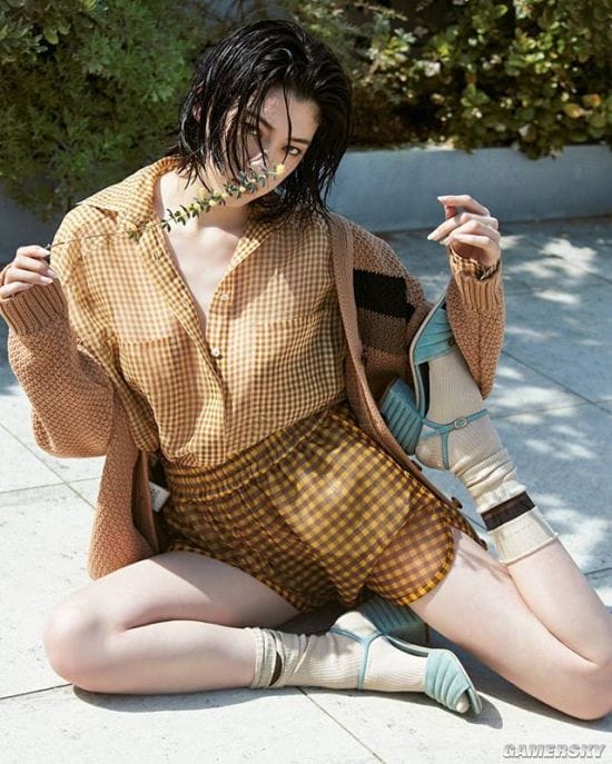 三吉彩花美照登杂志封面 身材性感气质爆表