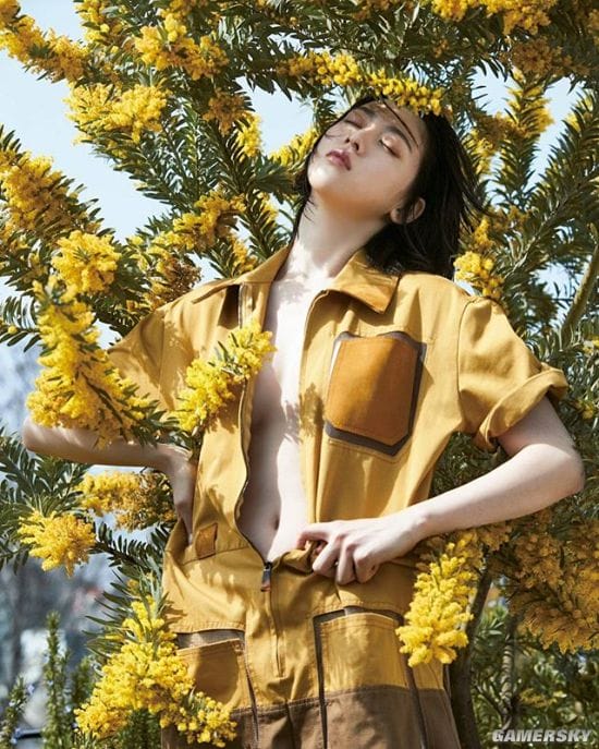 三吉彩花美照登杂志封面 身材性感气质爆表