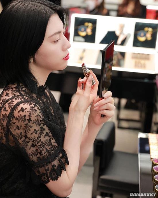 三吉彩花美照登杂志封面 身材性感气质爆表