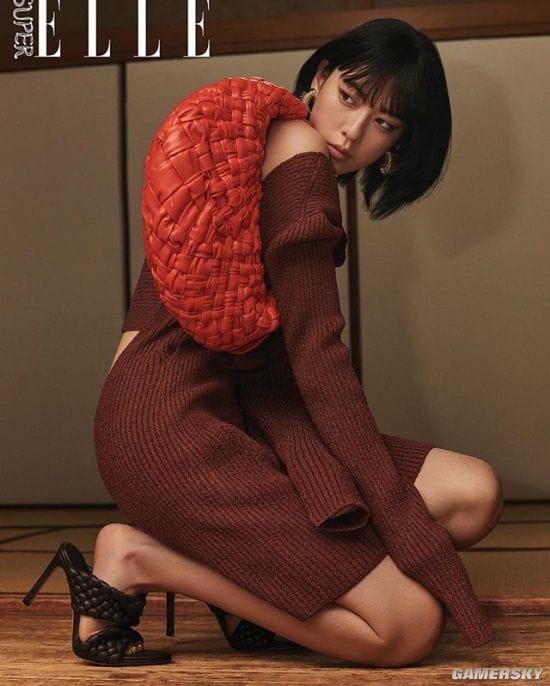 三吉彩花美照登杂志封面 身材性感气质爆表