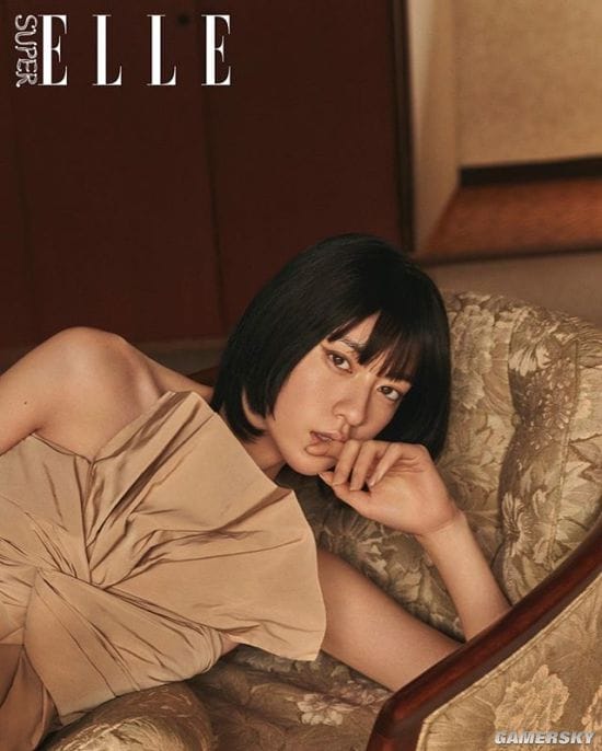 三吉彩花美照登杂志封面 身材性感气质爆表